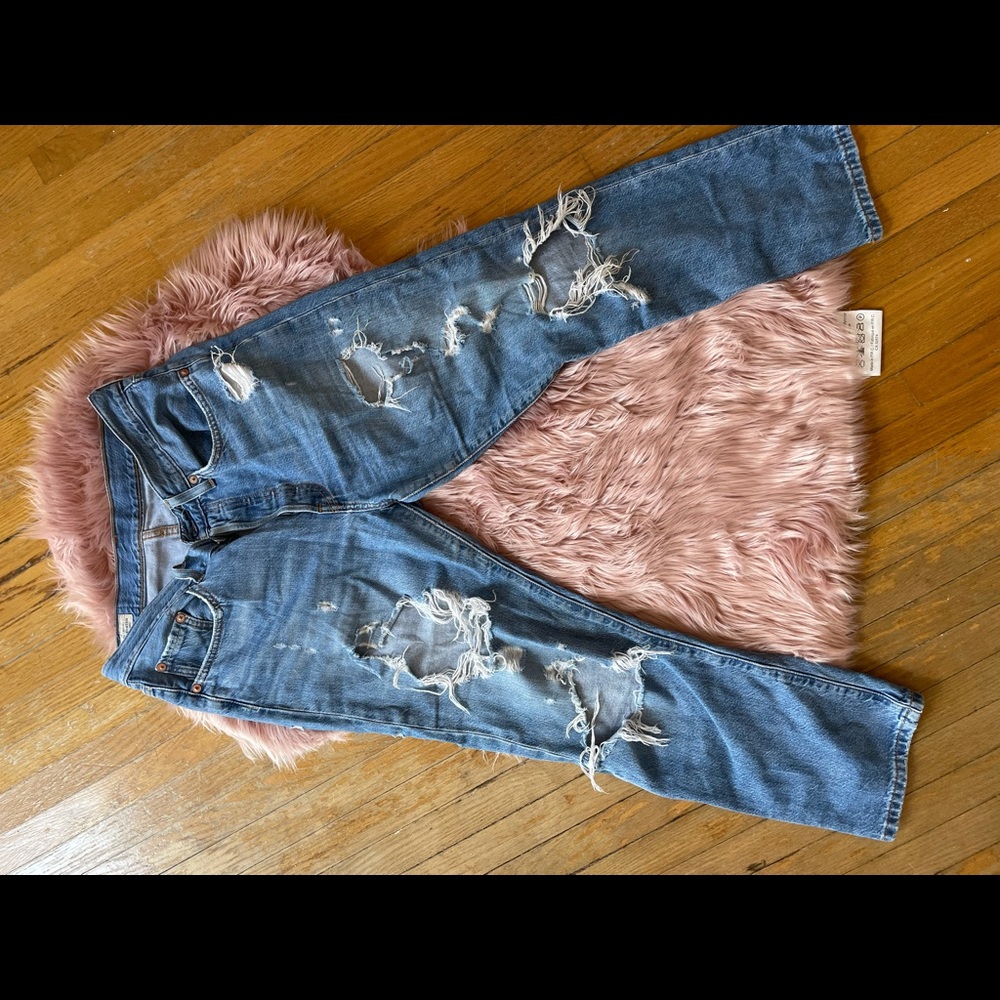 Original 501 Levi’s jean!! Perfect for petite women (5”1-5”3)